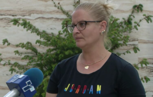 Flet Xhejlane Selimi, nëna e djaloshit nga Hasanbegu që u ther 7 herë me thikë
